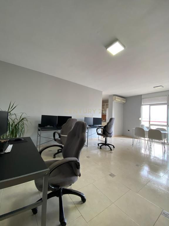 Jepet me Qera Apartament per Zyra 2+1+2 tek IshEkspozita 1,000 € /Muaj Sip. Totale  120m2