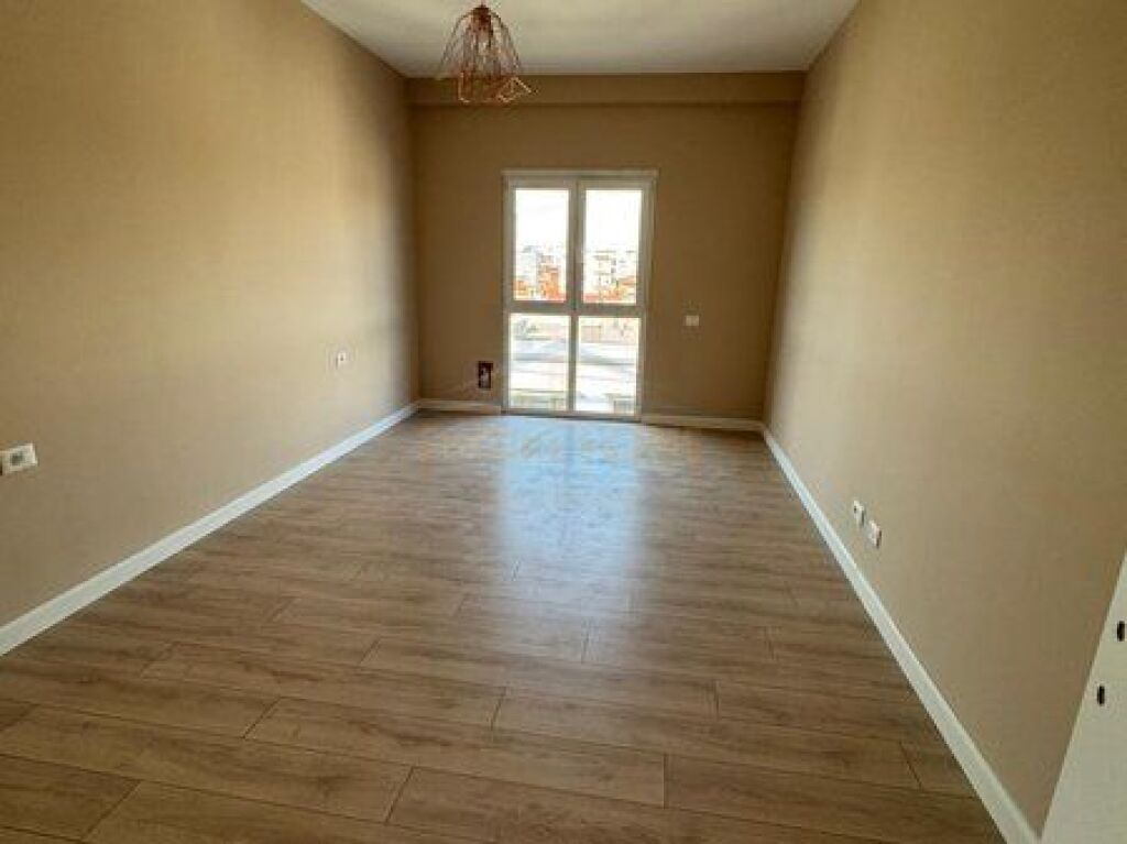 SHITET APARTAMENT 1+1,SAUK,PORTA TIRANA E RE