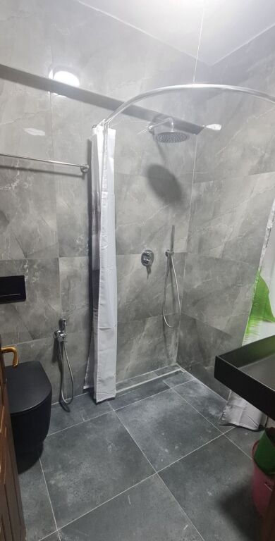 Jepet me qera Apartamenti 3+1, rruga Dritan Hoxha prane Universitet  Zoja e Keshillit te Mire 500 mije leke