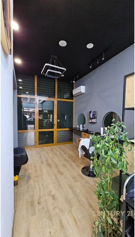 AMBIENT BIZNESI ME QIRA, PAS KOMPLEKSIT 'SQUARE 21' | Kati 0/fasade ne rruge