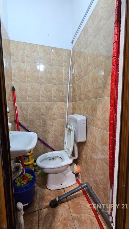 AMBIENT BIZNESI ME QIRA, PAS KOMPLEKSIT 'SQUARE 21' | Kati 0/fasade ne rruge