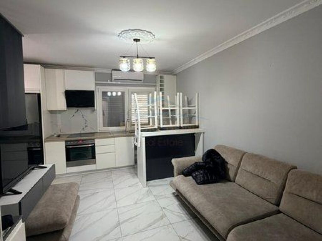 Shitet, Apartament 2+1+2, Rruga e Barrikadave, Tiranë