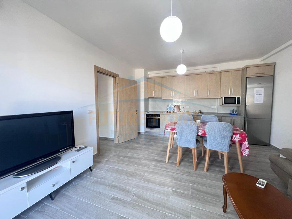 Qera, Apartament 3+1+2, Rruga 5 Maji, Tiranë.