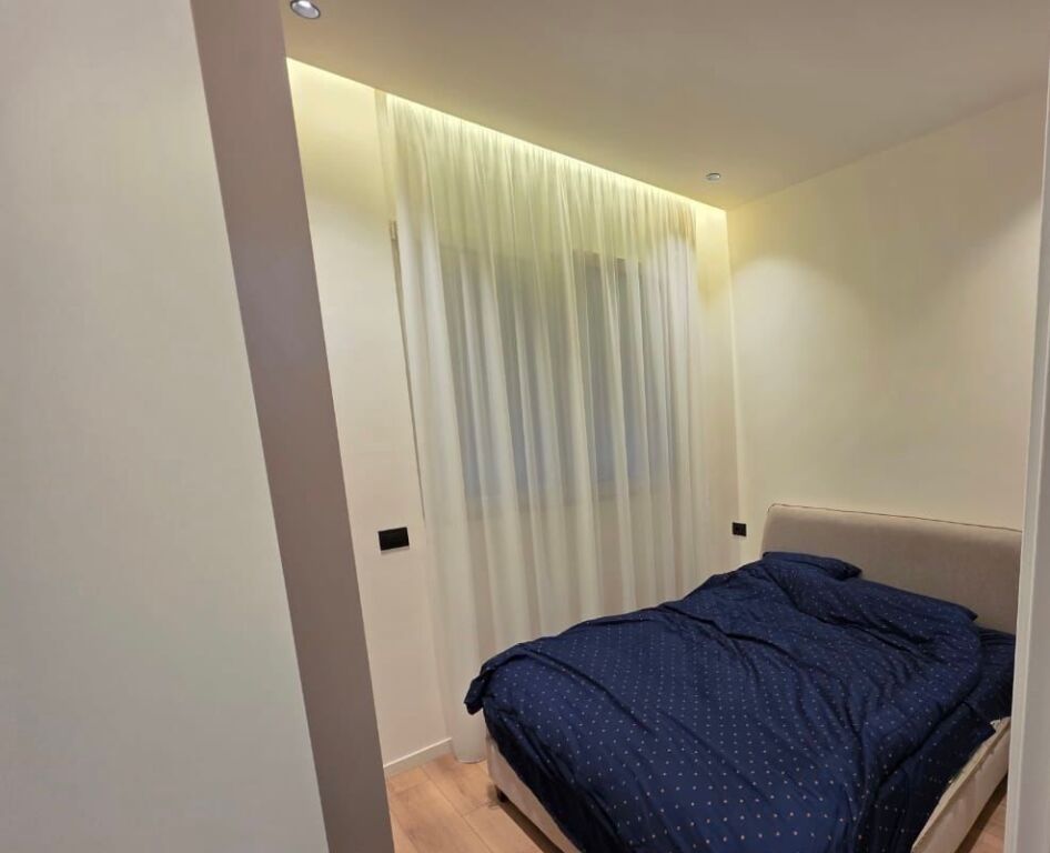 Shitet apartament 1+1 tek liqeni i thate