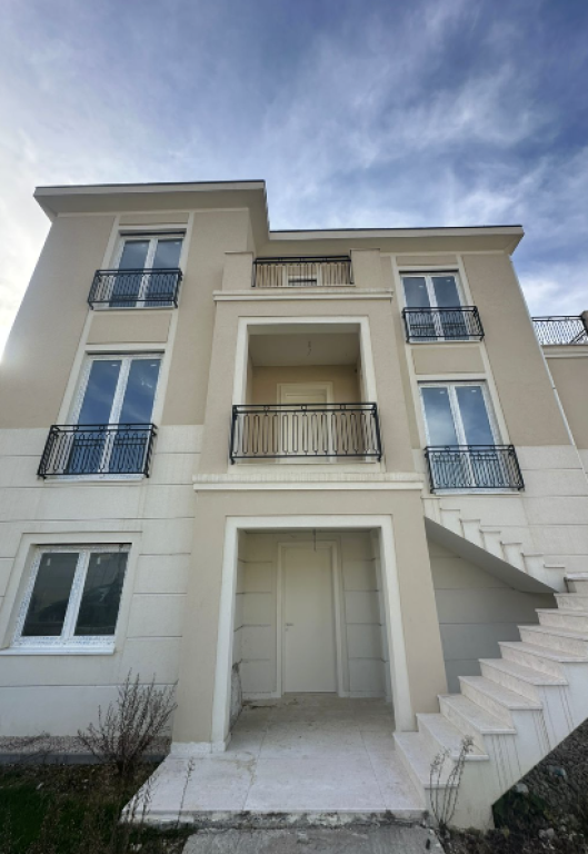 🏡 LUXURY 3-STOREY VILLA FOR SALE 📍 Collina Verde – near TEG