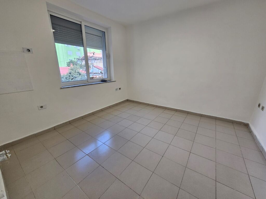 Ambjent me qira per zyra