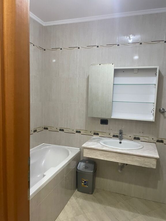 Jepet me qera apartament 2+1+2 ne Qender tek 9 kateshet/80,000 Leke