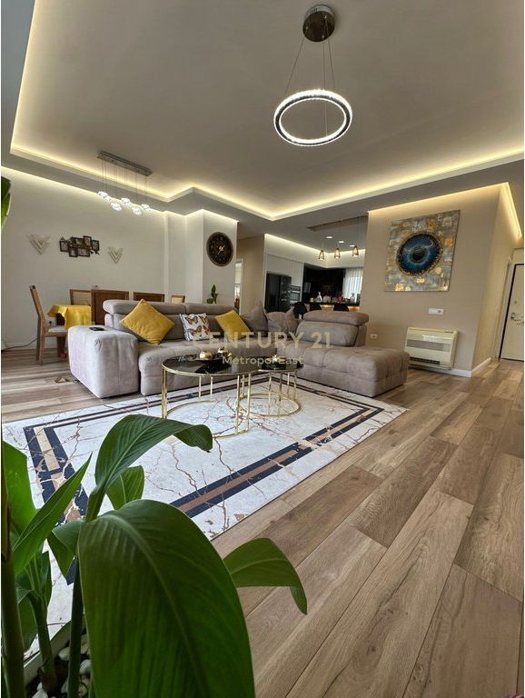 Apartament Modern 2+1+2 me 2 Poste Parkimi për Shitje te Liqeni i Thatë