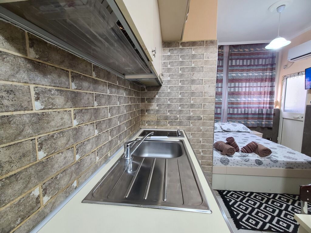 Super ambiente al 2° piano vicino al concord center Completamente attrezzato con tutto e wifi