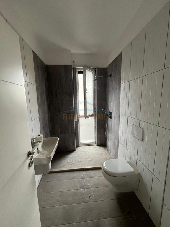 Shitet, Apartament 2+1+2+Post parkimi, Ish Parku i Autobuzave, Tirane