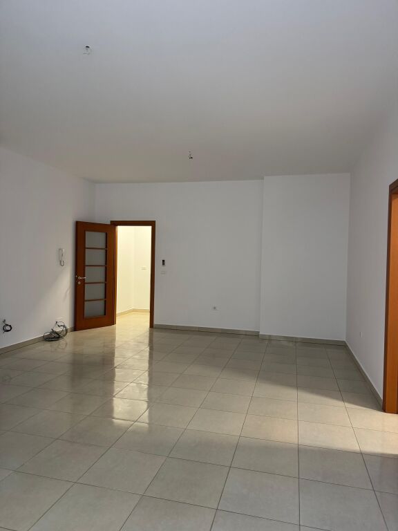 Zyre me qera, Rruga e Kosovareve!