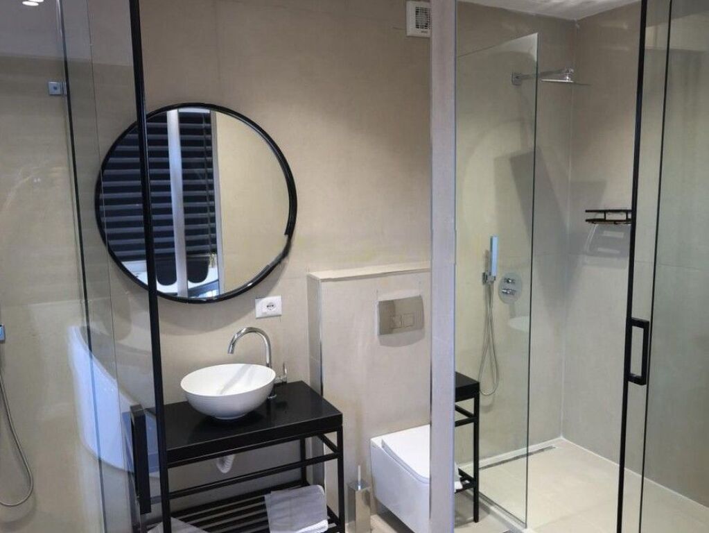 INVESTED APARTMENT FOR SALE IN THE BLLOKU AREA, 3 LUXURIOUS SUITES FURNISHED WITH PRIVATE JACUZZI !