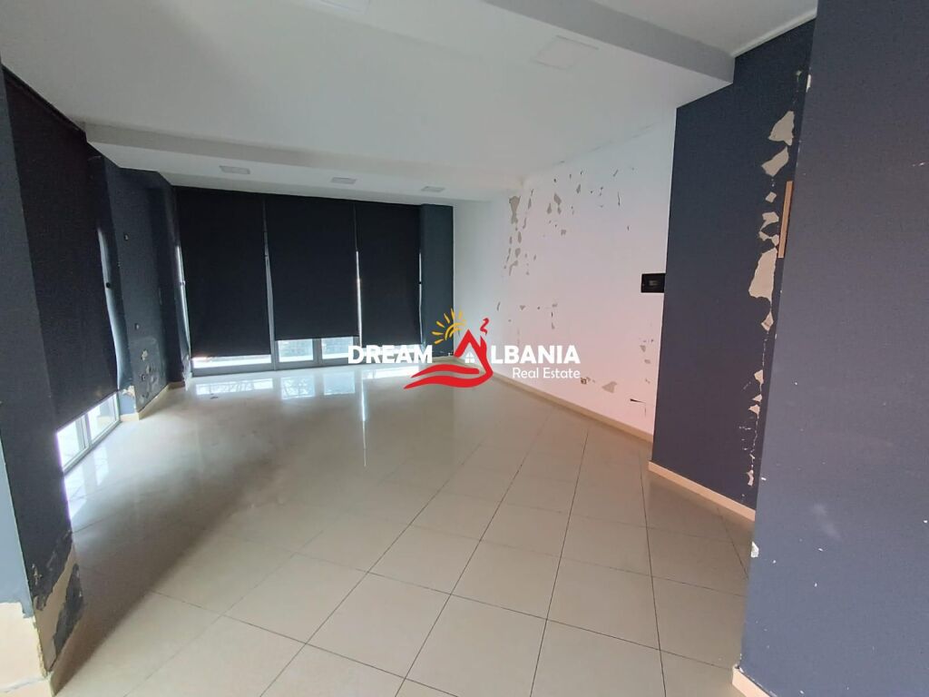 Dyqan me qera ne Rrugen Kastriotet Afer Prince Hotel ne Kamez (ID 42711156)