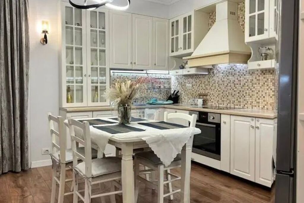 Apartament 3+1 per qira, prane Eleonores!