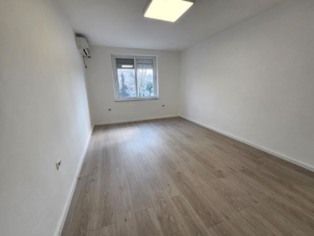 Ambjent me qira per zyra