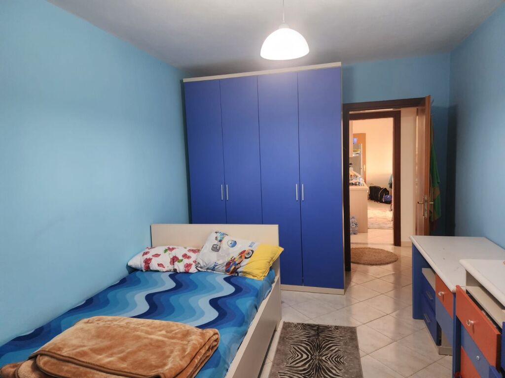 Shitet apartament me verane dhe 2 poste parkimi, shume prane detit