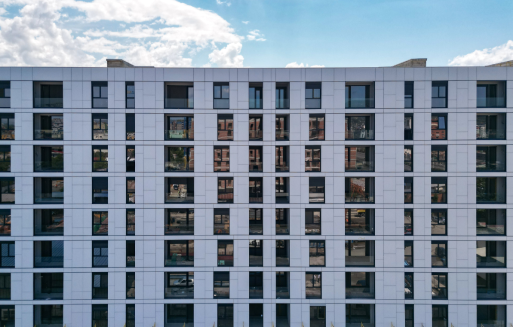 Shitet apartament 2+1 tek Akses Tirana    