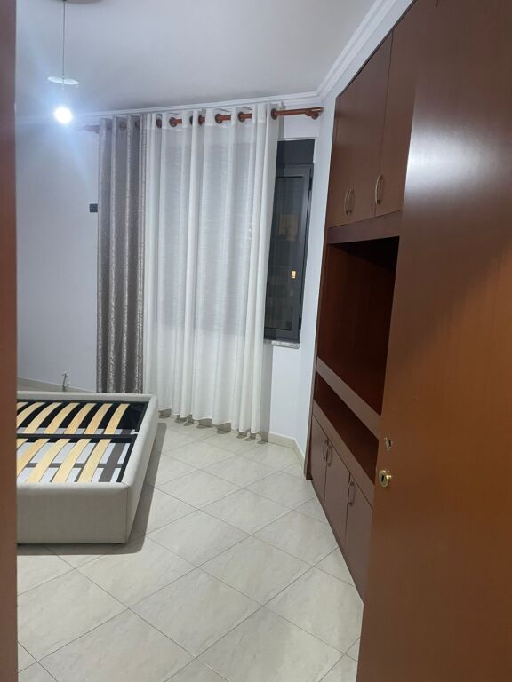 Jepet me qera apartament 2+1+2 ne Qender tek 9 kateshet/80,000 Leke
