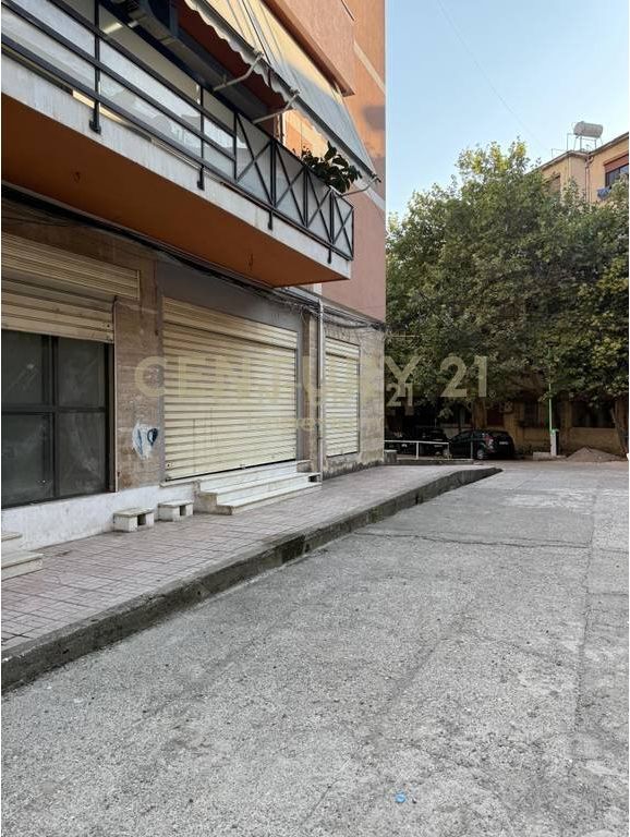 SHITEN 4 AMBIENTE BIZNESI NË ALI DEMI – IDEALE PËR INVESTIM!