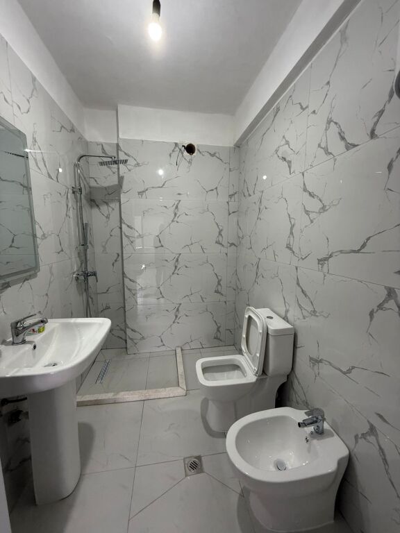 2+1,me kundrabufe,per banim apo zyre,te rruge e kavajes,cmimi 650 mije leke