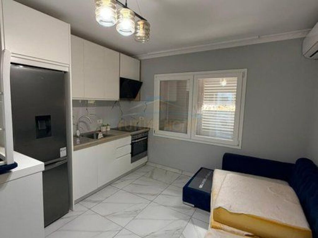 Shitet, Apartament 2+1+2, Rruga e Barrikadave, Tiranë