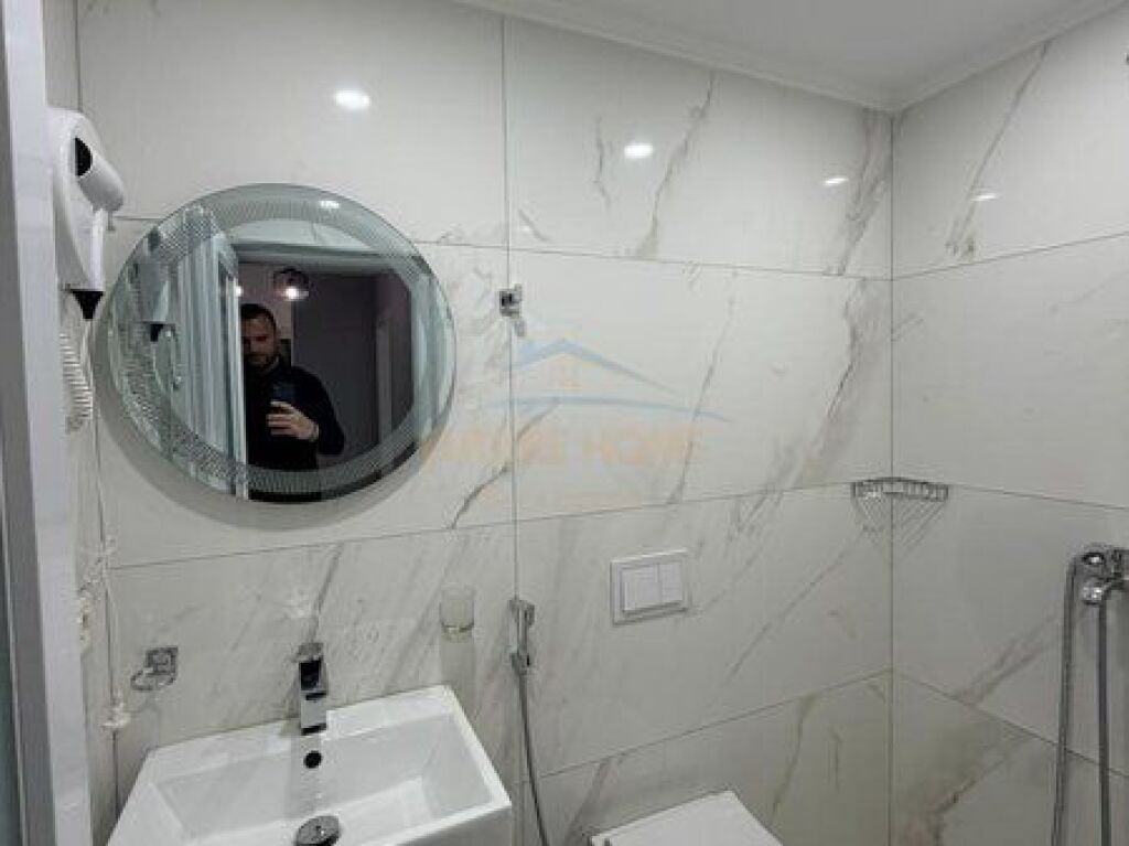 Shitet, Apartament 2+1+2, Rruga e Barrikadave, Tiranë