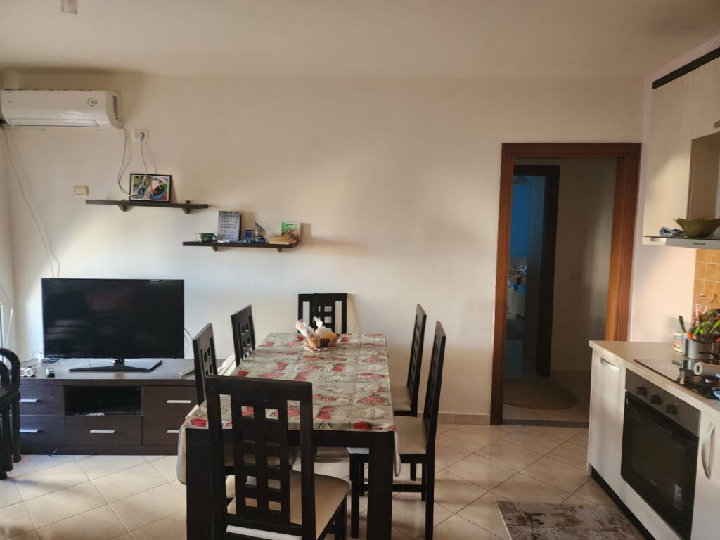Shitet apartament me verane dhe 2 poste parkimi, shume prane detit