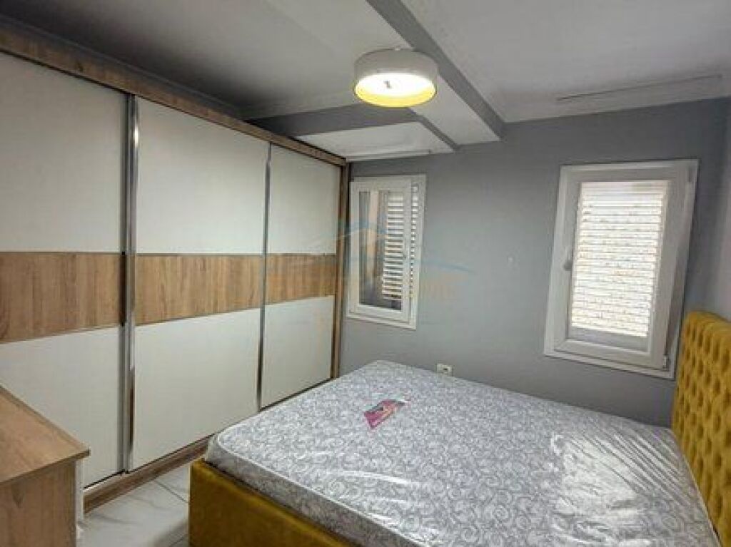 Shitet, Apartament 2+1+2, Rruga e Barrikadave, Tiranë
