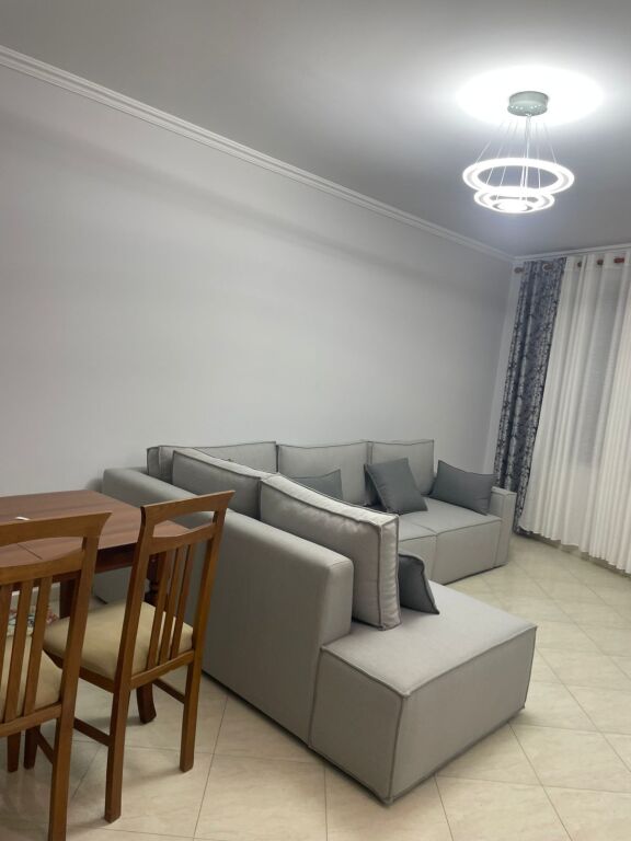Jepet me qera apartament 2+1+2 ne Qender tek 9 kateshet/80,000 Leke