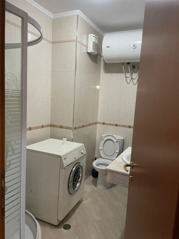 Jepet me qera apartament 2+1+2 ne Qender tek 9 kateshet/80,000 Leke