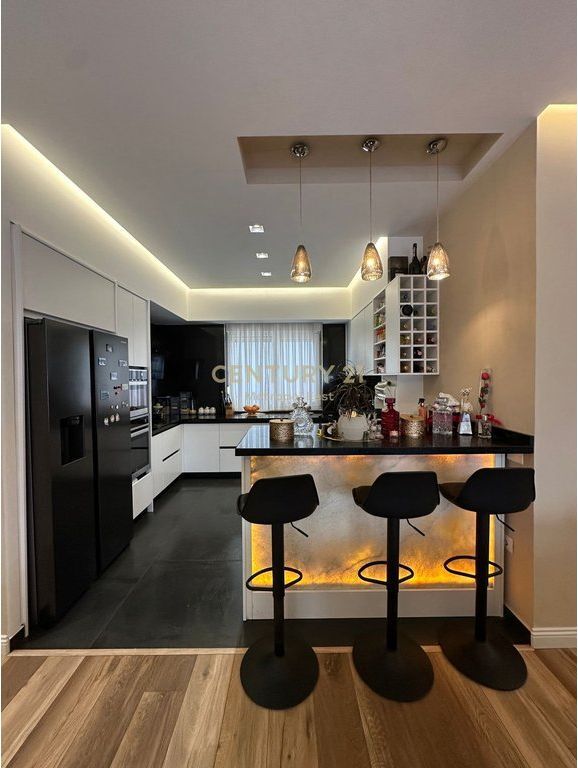 Apartament Modern 2+1+2 me 2 Poste Parkimi për Shitje te Liqeni i Thatë