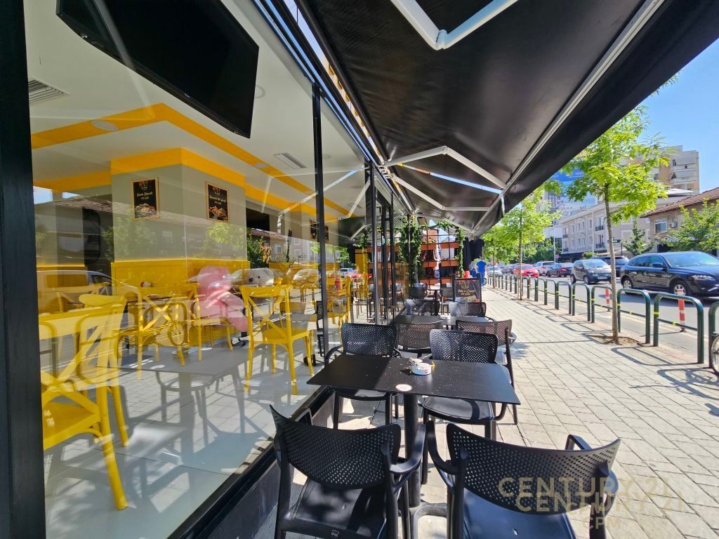 Ambient komercial ne rruge kryesore per shitje tek Komuna e Parisit ! 560,000 € Sip. Totale  143m2  Sip. e brendshme  63m2