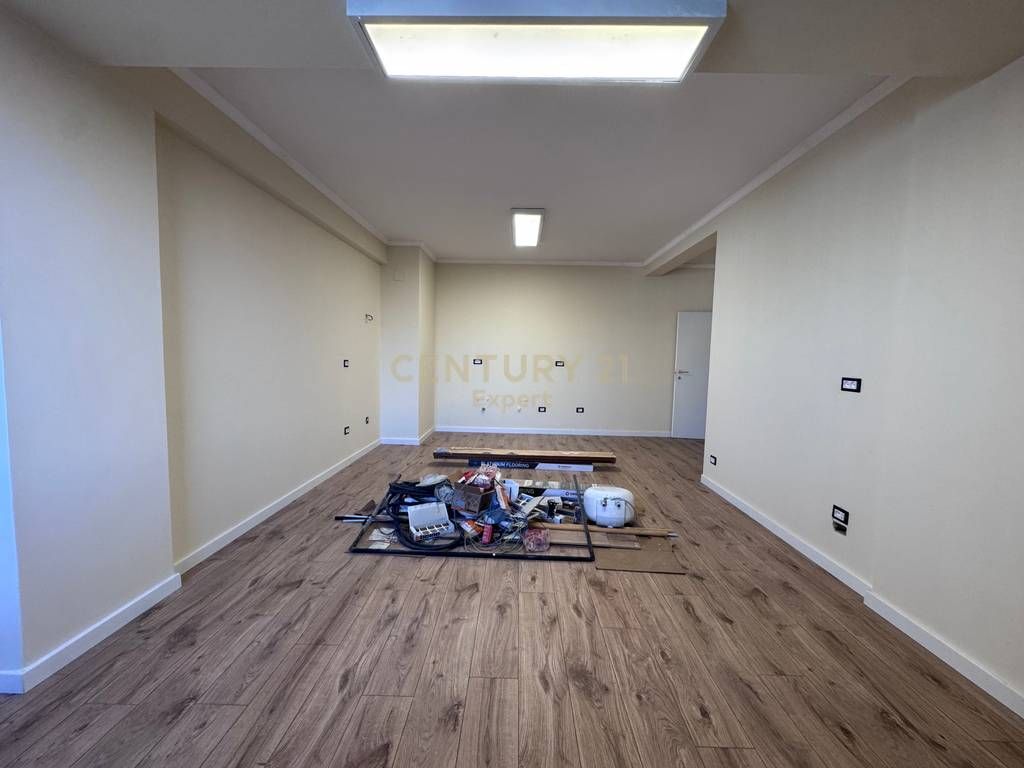 Jepet me qira zyrë me parkim në zonën e Myslym Shyrit