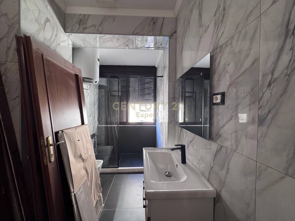 Jepet me qira zyrë me parkim në zonën e Myslym Shyrit