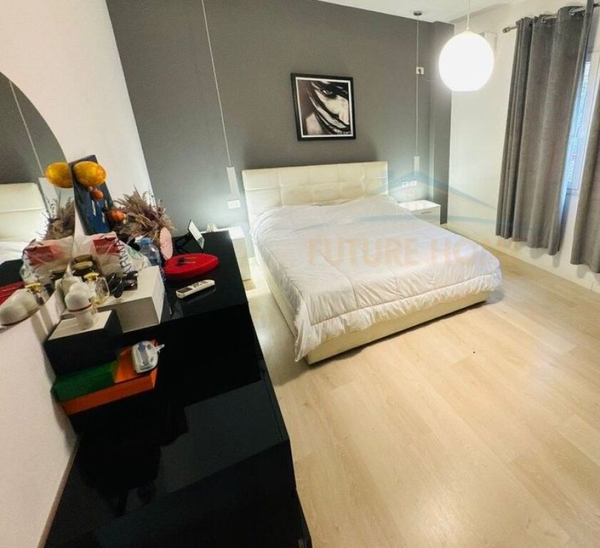 Shitet, Apartament 1+1, Rruga Albanopoli