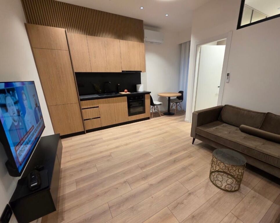 Shitet apartament 1+1 tek liqeni i thate
