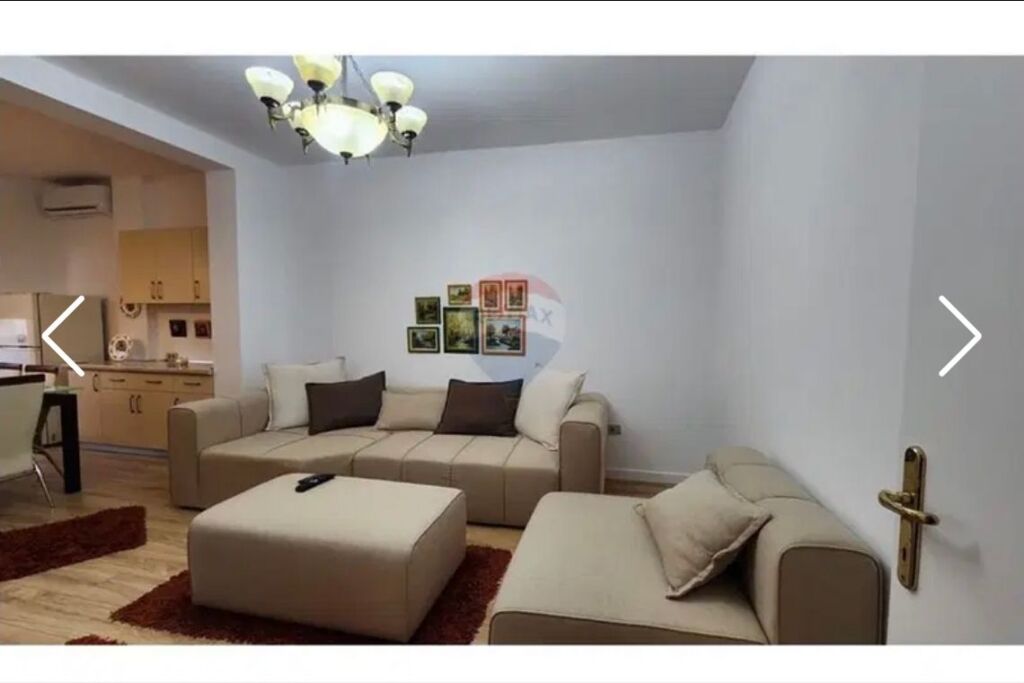 Jepet me qira apartament 1+1,Komuna e Parisit! Jepet me qira apartament luksoz 1+1, i pozicionuar në një nga zonat më të kërkuara dhe elitare të Tiranës, në komunen e parisit. Karakteristikat e Pronës: Sipërfaqja: 59 m² e shfrytëzuar deri në detaj. Arredimi: Interior design minimalist, i sapo investuar me materiale premium. Salloni &amp; Kuzhina: Ambient i hapur (open space) me kuzhinë inkaso moderne,dhe zonë ndenjieje mjaft komode. Tualeti: Investim i nivelit të lartë, detaje estetike dhe lavatriçe të teknologjisë së fundit. Vetëm 10 minuta në këmbë nga Parku i Madh i Liqenit dhe Blloku.