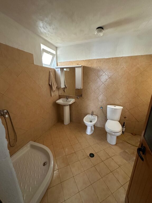 Casa privata 2+1 con cortile in affitto a Bathore / Kamez