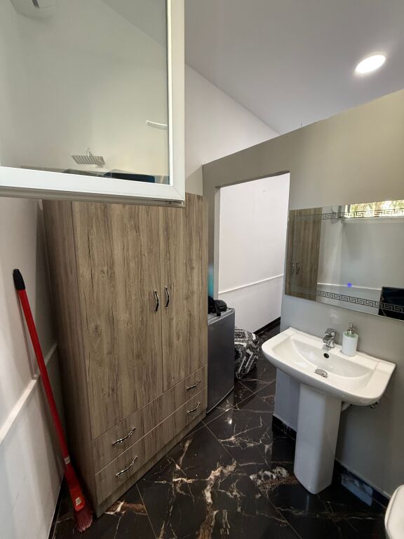 Garsoniere me qera tek Spitalet 250 ALL te gjitha te perfshira