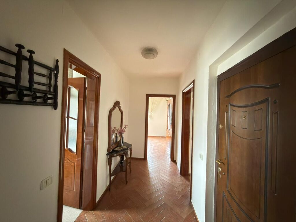 VENDESI 2+1 IN VIA ELBASAN 150.000 EURO !!