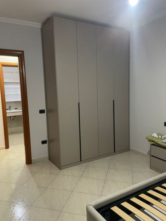 Jepet me qera apartament 2+1+2 ne Qender tek 9 kateshet/80,000 Leke