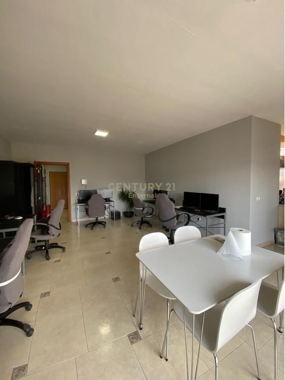 Jepet me Qera Apartament per Zyra 2+1+2 tek IshEkspozita 1,000 € /Muaj Sip. Totale  120m2