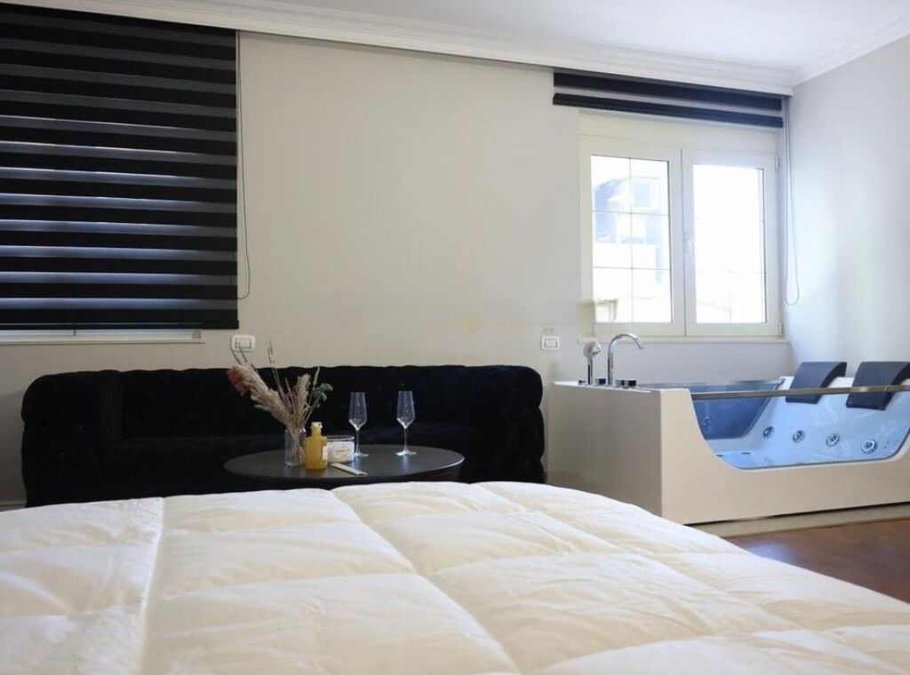 INVESTED APARTMENT FOR SALE IN THE BLLOKU AREA, 3 LUXURIOUS SUITES FURNISHED WITH PRIVATE JACUZZI !