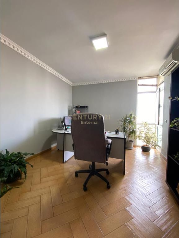Jepet me Qera Apartament per Zyra 2+1+2 tek IshEkspozita 1,000 € /Muaj Sip. Totale  120m2