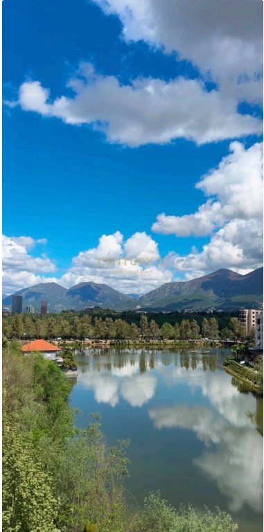 Apartament Modern 2+1+2 me 2 Poste Parkimi për Shitje te Liqeni i Thatë