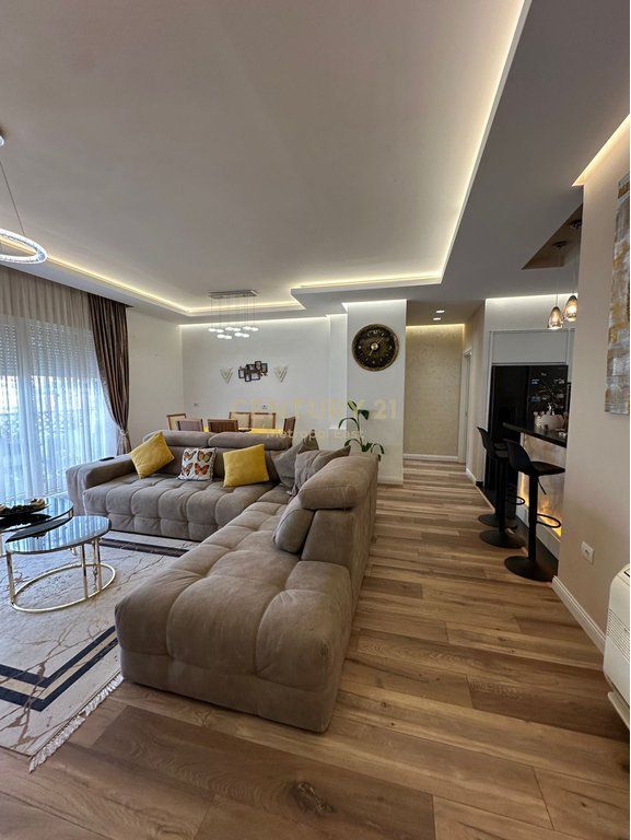 Apartament Modern 2+1+2 me 2 Poste Parkimi për Shitje te Liqeni i Thatë