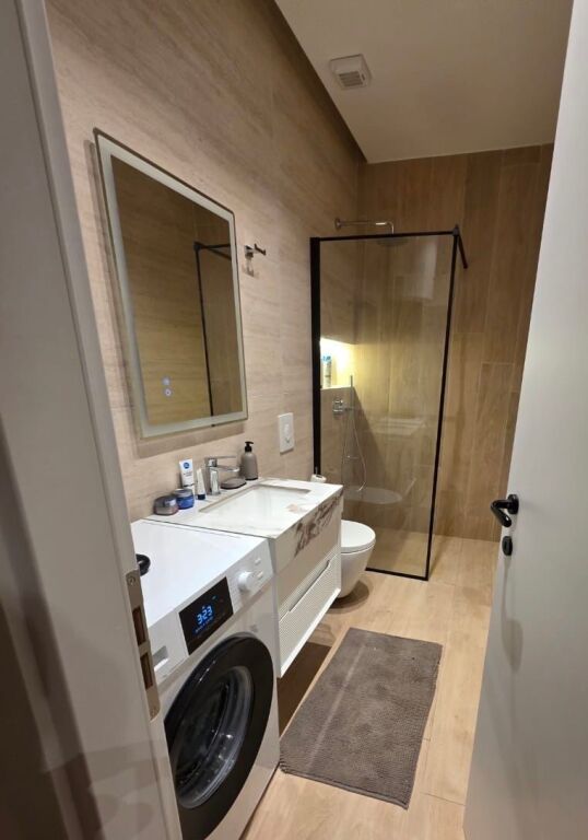 Shitet apartament 1+1 tek liqeni i thate