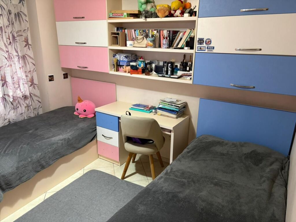 La curva di Kamza, presso i Palazzi Gialli, si affitta un appartamento 2+1 arredato. 48.000 Leke