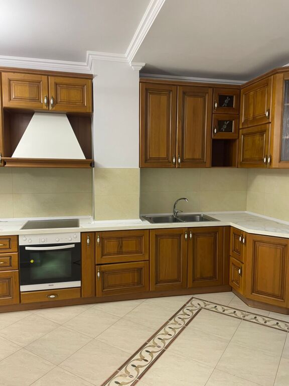 Jepet me qera apartament 2+1+2 ne Qender tek 9 kateshet/80,000 Leke