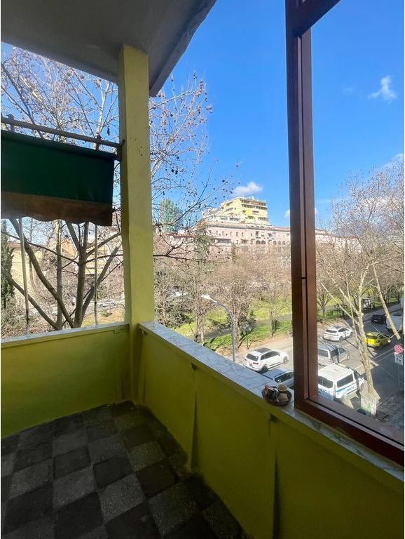 Bllok- Jepet me qera zyre open space buze rruge